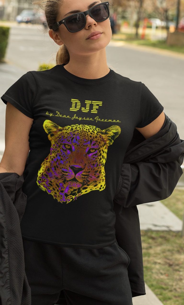 Junge Frau mit Sonnenbrille trägt ein schwarzes DJF by Dean Jayson Freeman T-Shirt mit einem bunten Leopardenmotiv.