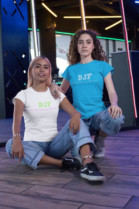 Zwei Personen in lässiger DJF by Dean Jayson Freeman Kleidung mit T-Shirts, eine sitzt und die andere steht.