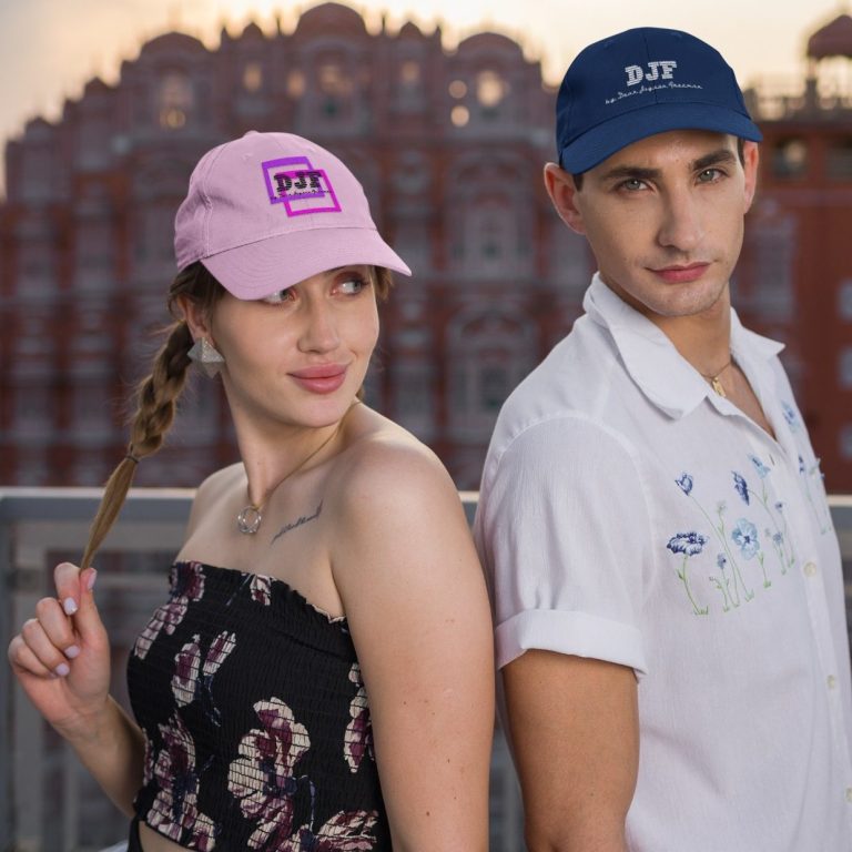 Junge und Mädchen posieren in modischen DJF by Dean Jayson Freeman Caps vor einer urbanen Kulisse.