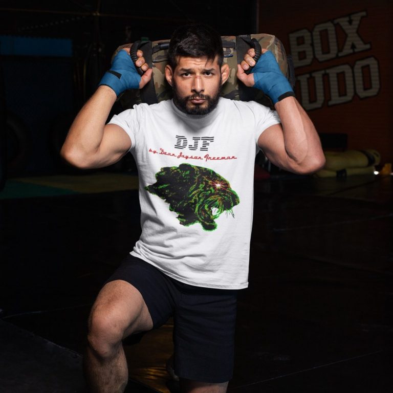 Mann in DJF by Dean Jayson Freeman T-Shirt mit Tiermotiv, der eine Trainingsübung mit einem Gewicht macht.